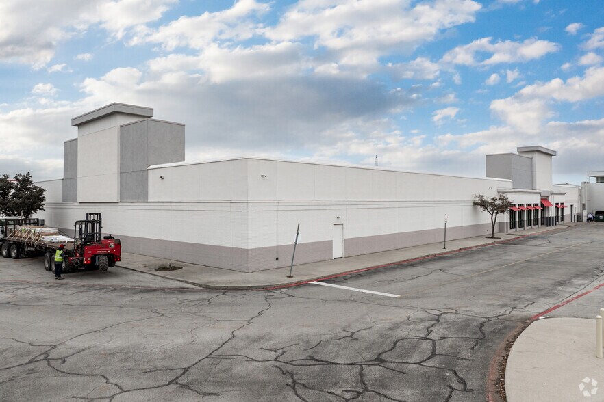 More Photos Of 2201 S Interstate 35 E, Denton Storefront For Lease