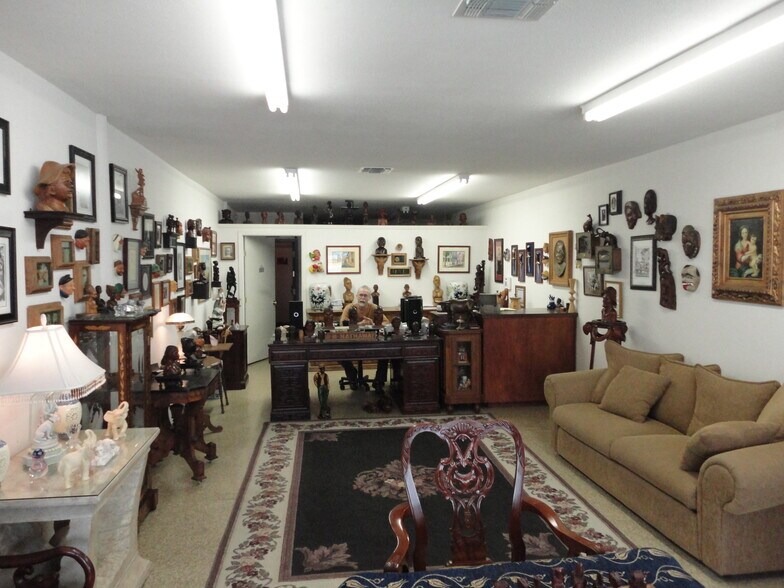 More Photos Of 119 W 2nd St, Taylor Showroom For Lease