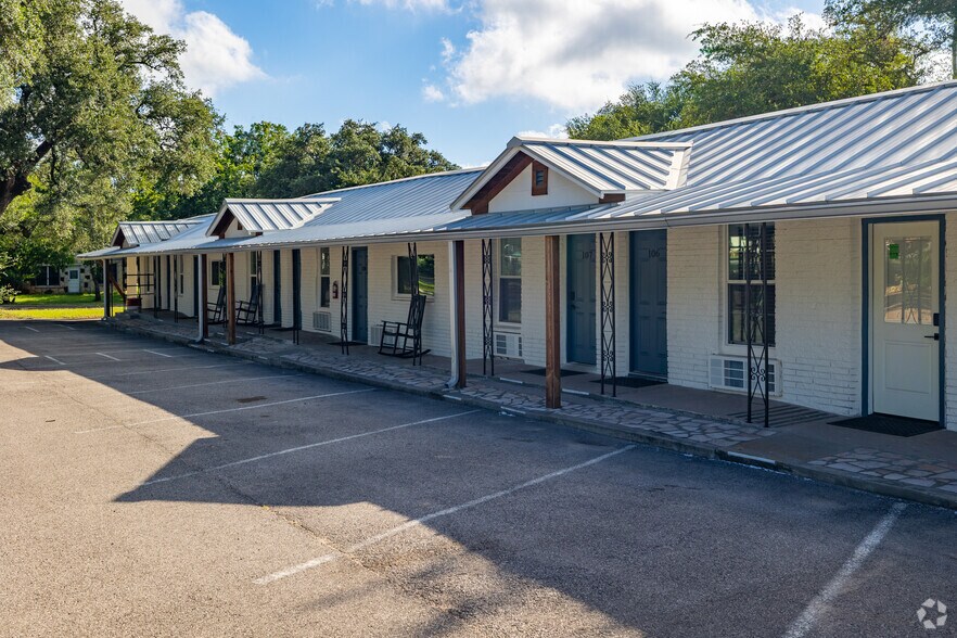 More Photos Of 902 Main St, Blanco Office Residential For Sale