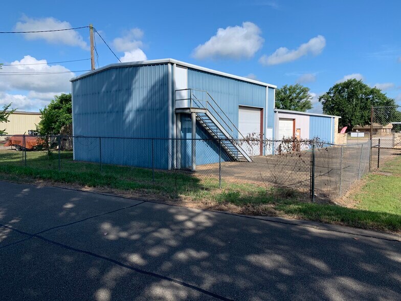 More Photos Of 5424 W Oak St, Palestine Showroom For Lease