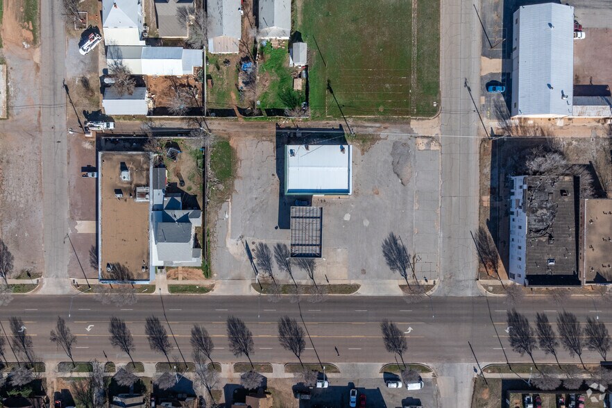 More Photos Of 401 W Broadway St, Altus Convenience Store For Sale