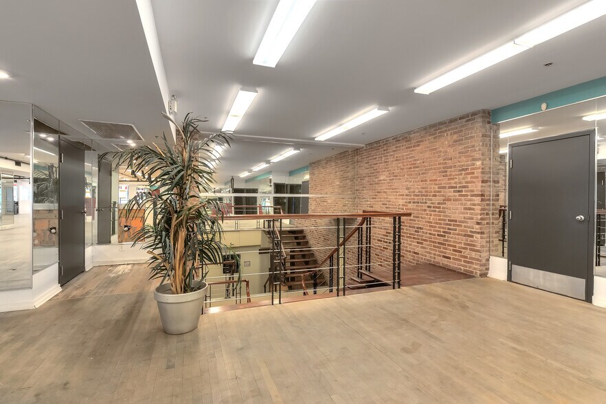 More Photos Of 7345 Boul Saint-Laurent, Montréal Storefront Retail Residential For Sale