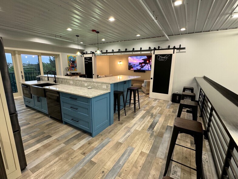 More Photos Of 2108-2260 Ferry Rd, Naperville Showroom For Sale