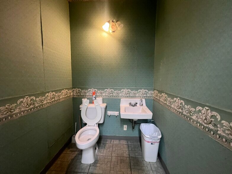 More Photos Of 1728 N Rolling Rd, Baltimore Unknown For Lease