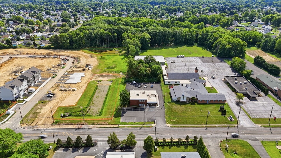 More Photos Of 1568 Woodbourne Rd, Levittown Office For Lease