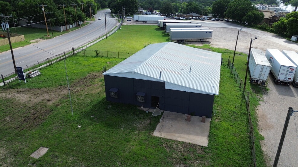 More Photos Of 1010 E Clarendon Dr, Dallas Distribution For Lease