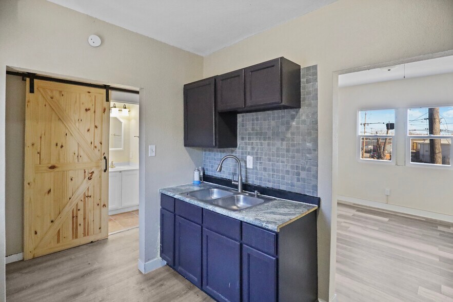 More Photos Of 1850 Easton Blvd, Des Moines Storefront Retail Residential For Sale