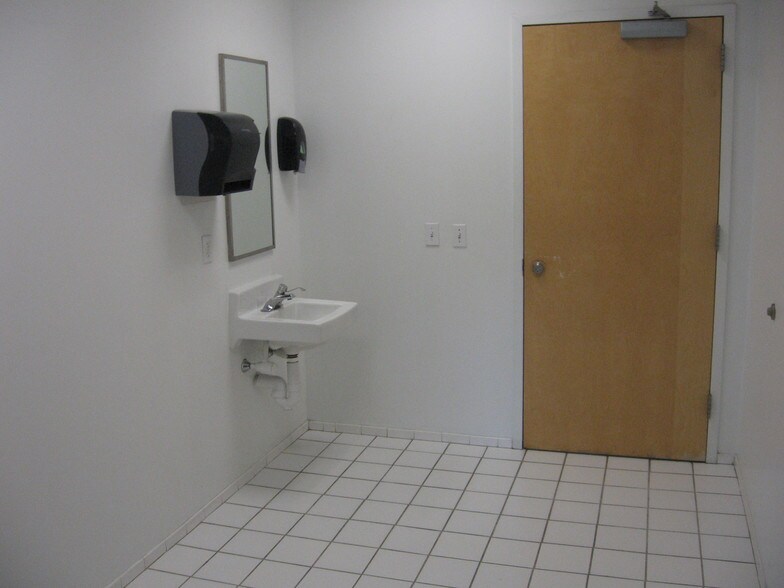 More Photos Of 76 Progress Dr, Stamford Research And Development For Lease