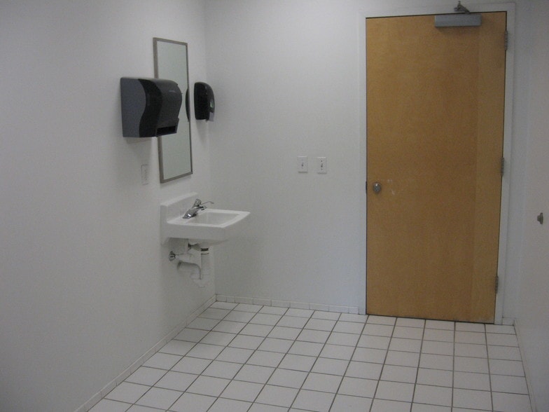 More Photos Of 76 Progress Dr, Stamford Research And Development For Lease