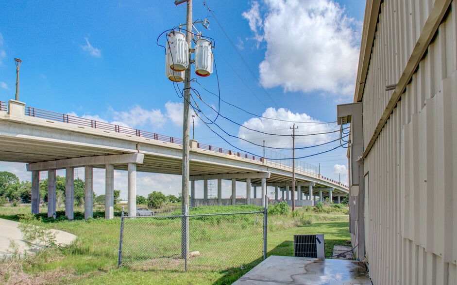 More Photos Of 7002 Bissell Rd, Manvel Manufacturing For Lease