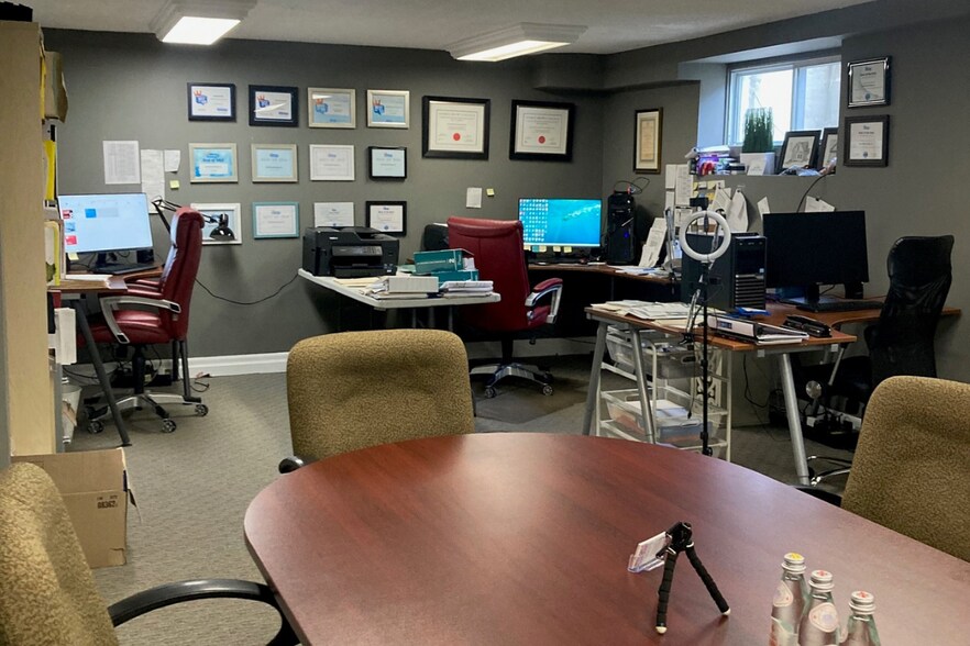 More Photos Of 2842 Bloor St W, Toronto Office For Lease