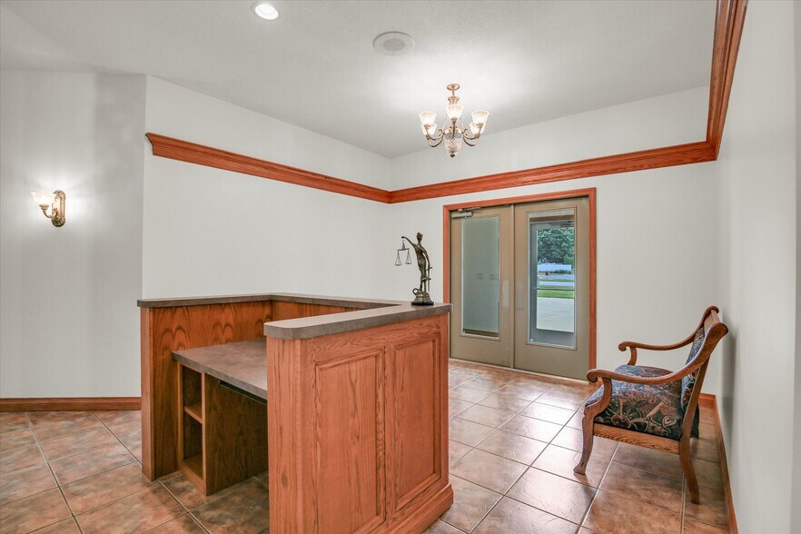 More Photos Of 606 W Oak St, Fairbury Office For Sale
