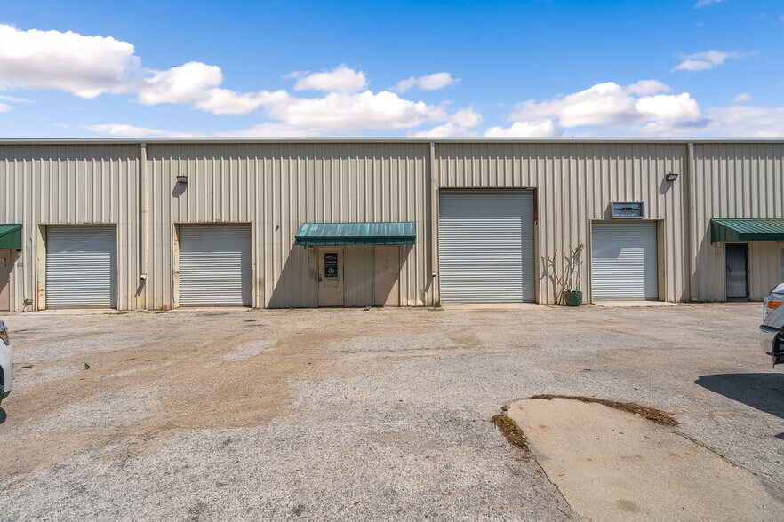 More Photos Of 3101-3215 Aviation Blvd, Vero Beach Warehouse For Lease