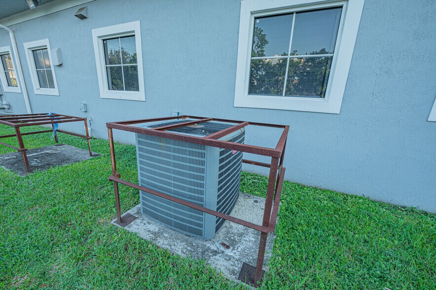 More Photos Of 20810-20818 W Dixie Hwy, Miami Medical For Sale