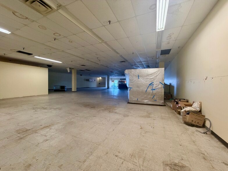 More Photos Of 5068 W Colonial Dr, Orlando Storefront For Sale