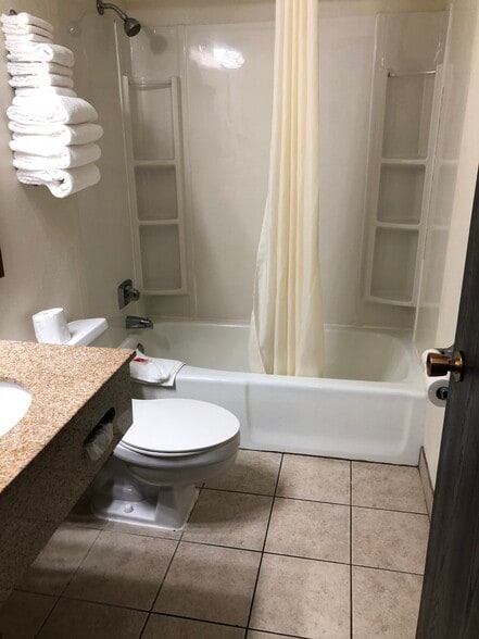 More Photos Of 2600 SE 16th St, Ames Hotel For Sale