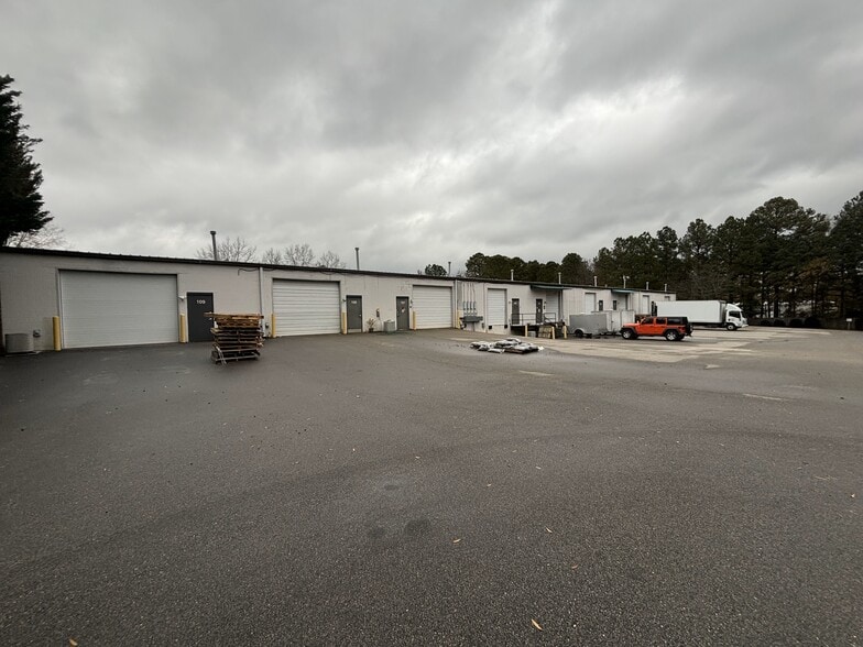 More Photos Of 7424 ACC Blvd, Raleigh Showroom For Lease