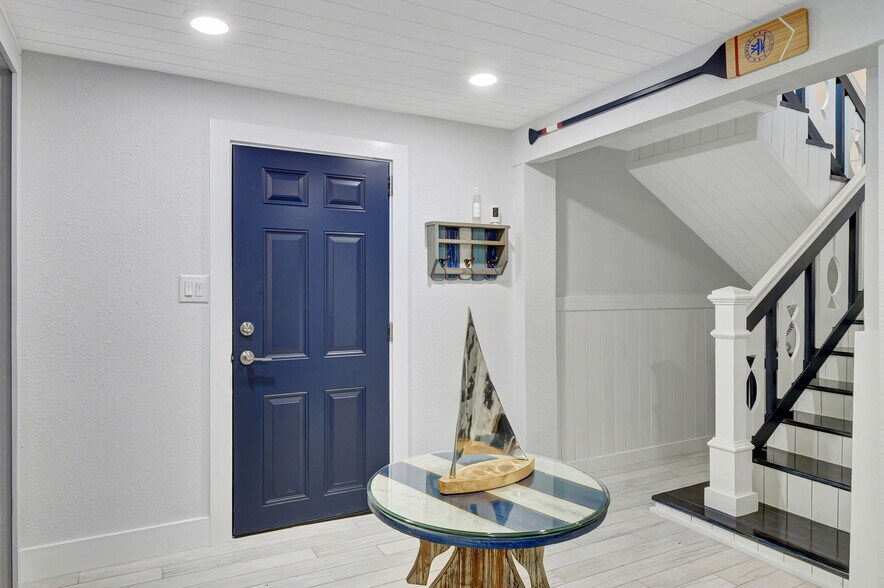 More Photos Of 193 Cocohatchee St, Naples Specialty For Sale