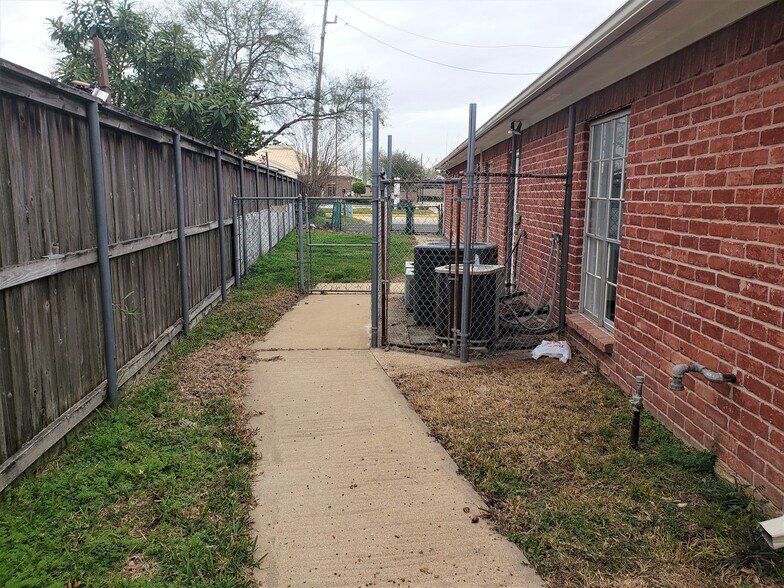 More Photos Of 13233 W Little York Rd, Houston Daycare Center For Lease