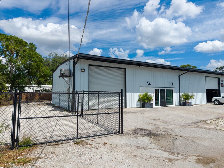 More Photos Of 510 Mango Ave, Sarasota Flex For Lease