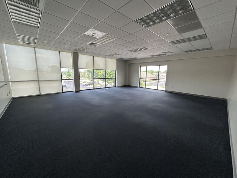 More Photos Of 3271 E Battlefield St, Springfield Office For Lease