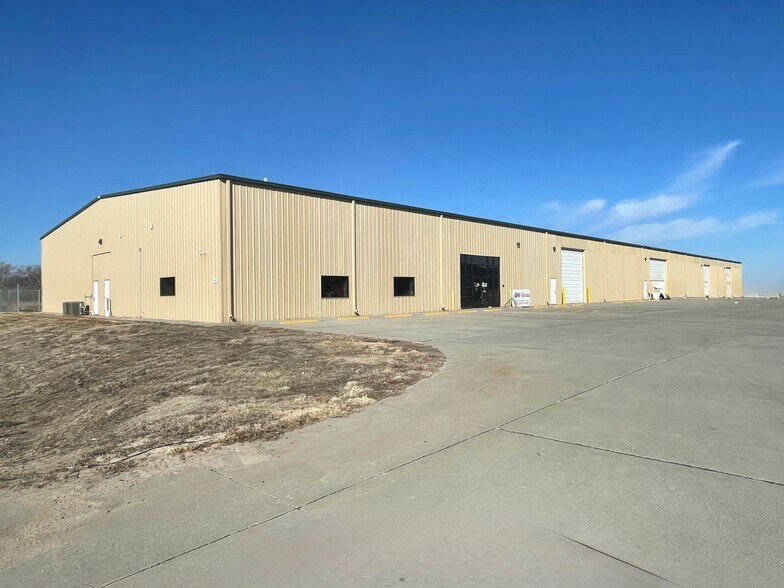 More Photos Of 2608 E 32nd Street Pl, Kearney Warehouse For Lease