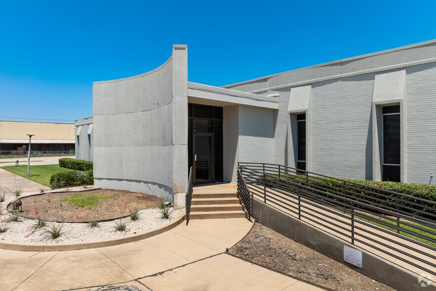 More Photos Of 502 Fountain Pky, Grand Prairie Warehouse For Lease