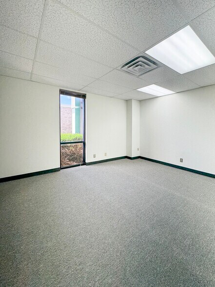 More Photos Of 2005 N Willow Ave, Broken Arrow Service For Lease