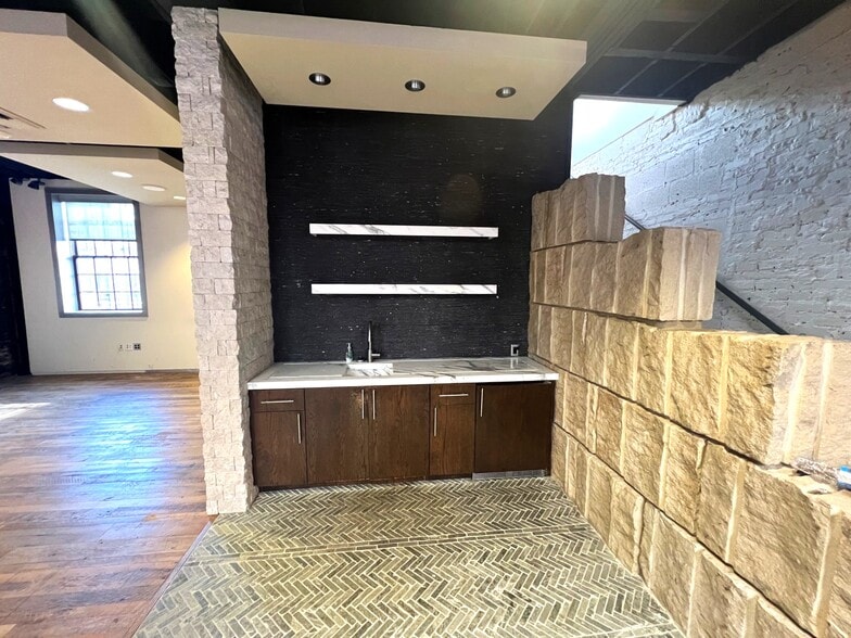 More Photos Of 1111 34th St NW, Washington Office For Lease