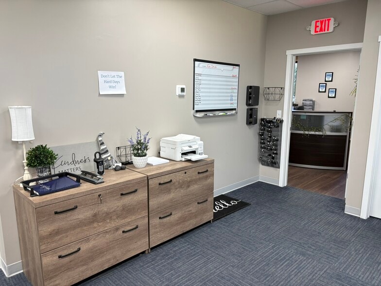 More Photos Of 402-404 S Scott Rd, Fort Wayne Showroom For Sale