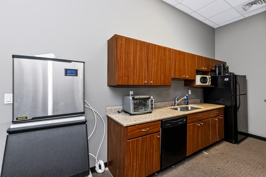 More Photos Of 13775-13777 N Nebraska Ave, Tampa Office For Sale