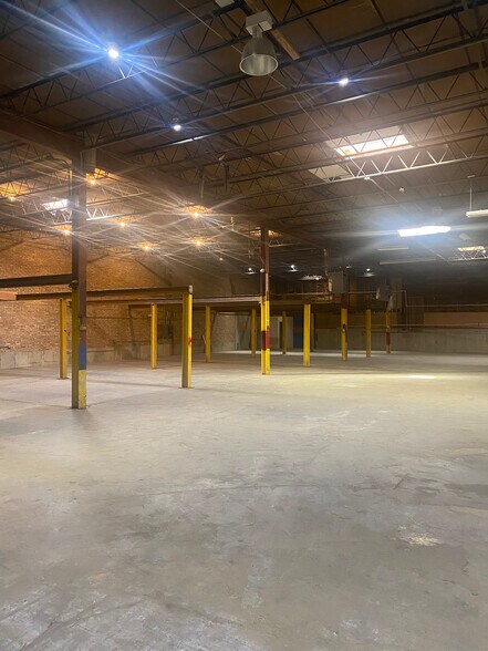More Photos Of 801-805 N State St, Elgin Warehouse For Lease