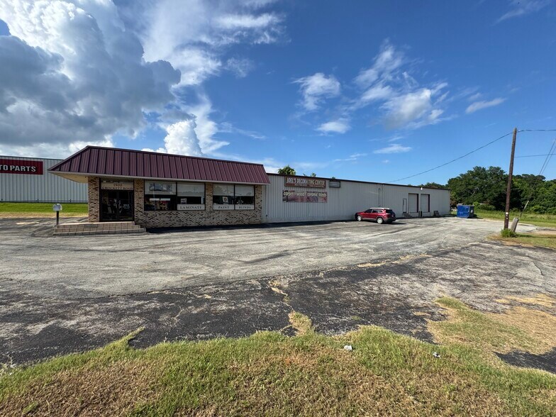 More Photos Of 1900 Crockett Rd, Palestine Storefront For Sale