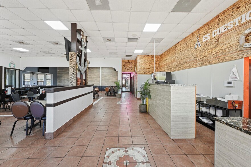 More Photos Of 918 W Plantation Dr, Clute Restaurant For Sale