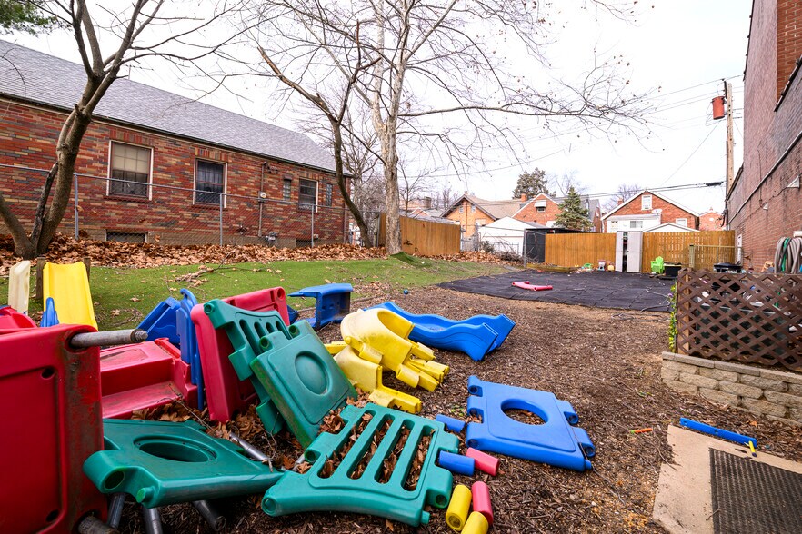 More Photos Of 5001 Pernod Ave, Saint Louis Flex For Sale