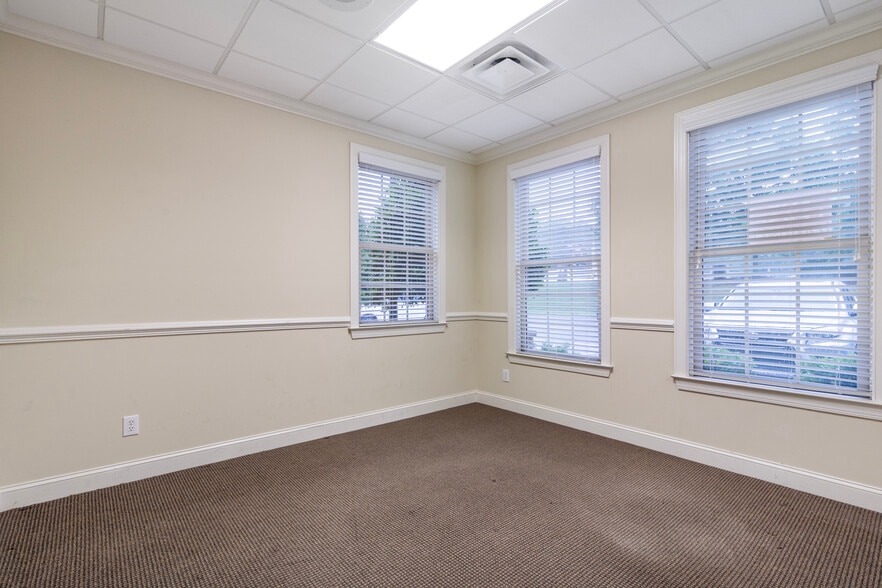 More Photos Of 1905 Woodstock Rd, Roswell Office For Sale