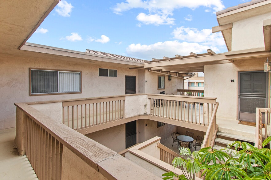 More Photos Of 4069 Goldfinch St, San Diego Apartments For Sale