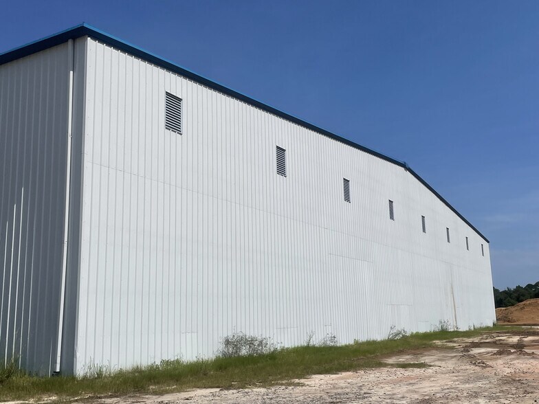 More Photos Of 130 Park Dr, Baxley Warehouse For Lease