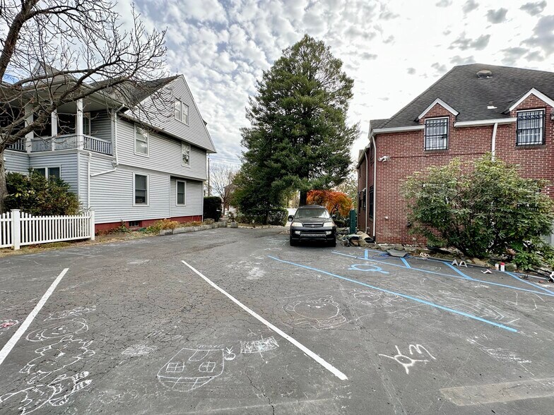 More Photos Of 2604 Amboy Rd, Staten Island Office Residential For Lease