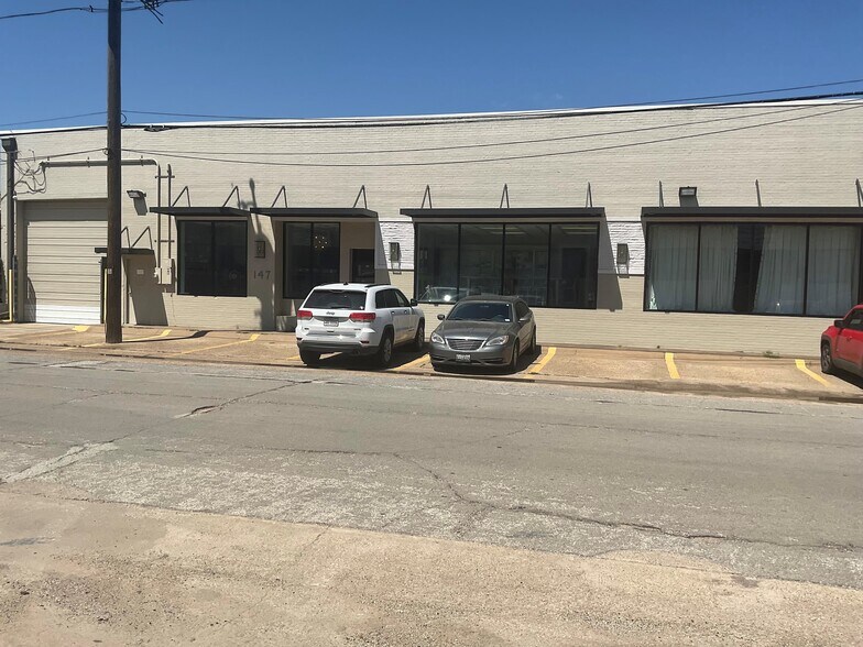 More Photos Of 147 Pittsburg St, Dallas Showroom For Lease