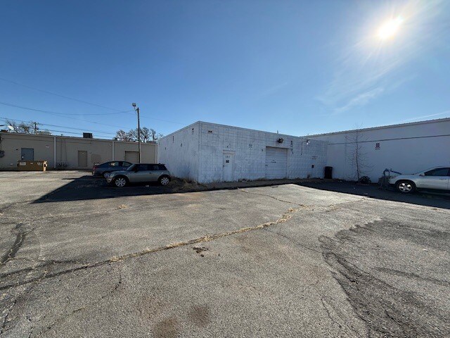 More Photos Of 5811 S Owasso Ave, Tulsa Warehouse For Lease