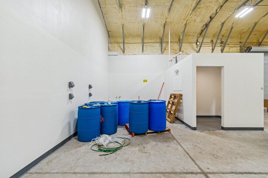 More Photos Of 2820 N 34th St, Tampa Warehouse For Lease