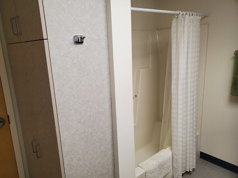 More Photos Of 7857 Enon Dr, Hollins Medical For Sale