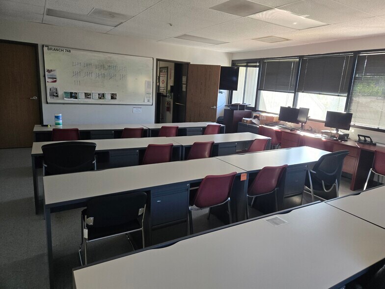 More Photos Of 845 S Oak Park Rd, Covina Office For Lease