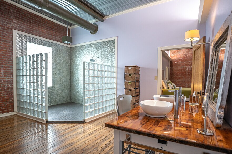 More Photos Of 1611 Washington St, Alexandria Showroom For Sale