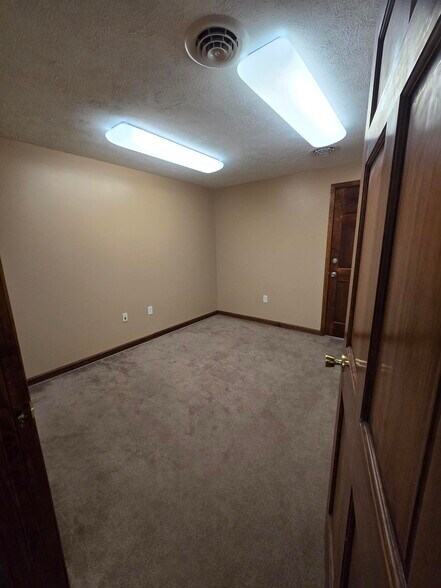 More Photos Of 4501 W Deyoung St, Marion Medical For Lease