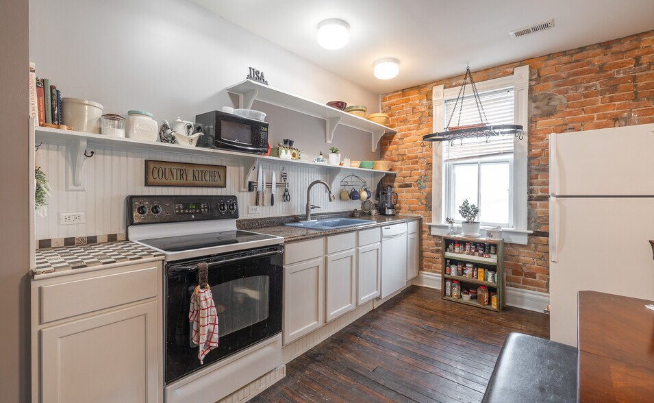 More Photos Of 305 S Alvarado Ave, Belle General Retail For Sale