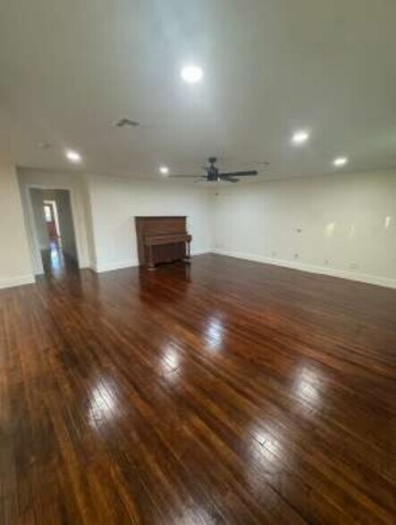 More Photos Of 1105 N Meyer Rd, Seabrook Office For Sale