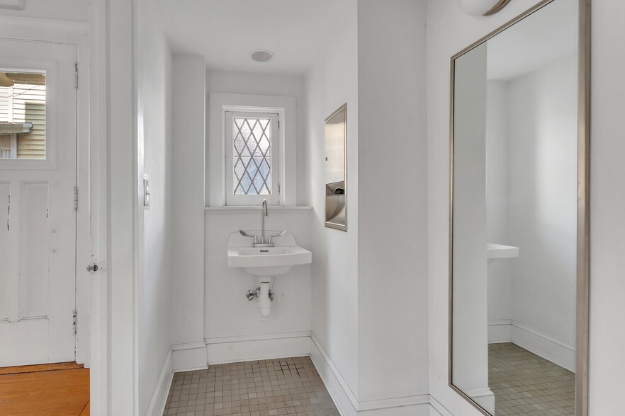 More Photos Of 51 Trumbull St, New Haven Office For Sale