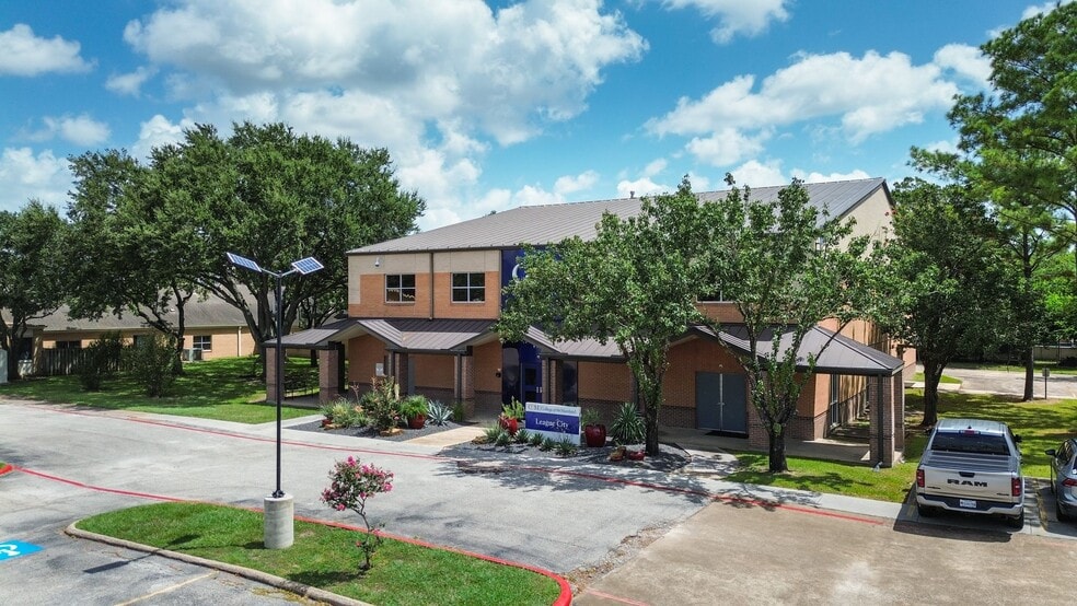 More Photos Of 1411 W Main St, League City Schools For Sale